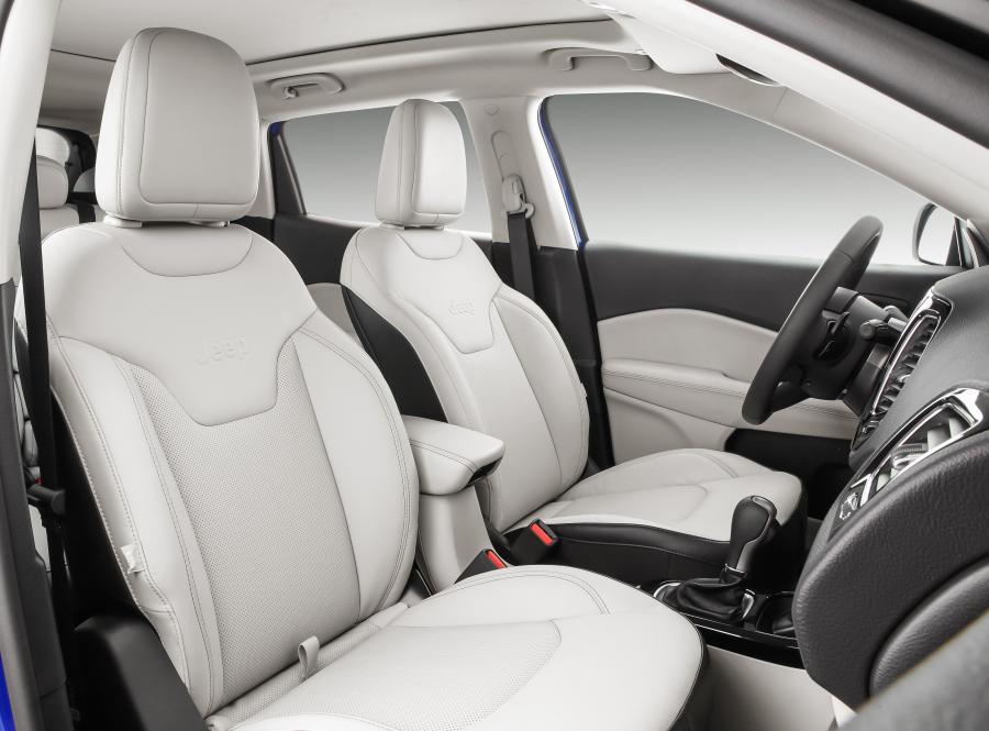Интерьер Jeep Compass Limited 4x4 2017 года  (LA) (фото 9 из 18)